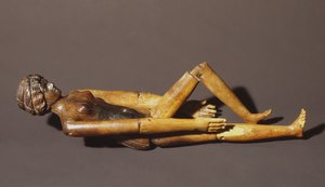 Creperia Tryphaema（木材）の墓から人形